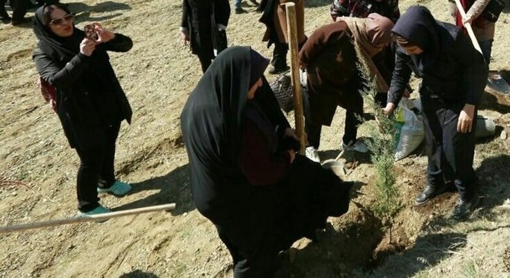 ۱۰۰نهال  به نام ۱۰۰ زن نامدار قرن در بوستان پردیس بانوان کاشته شد