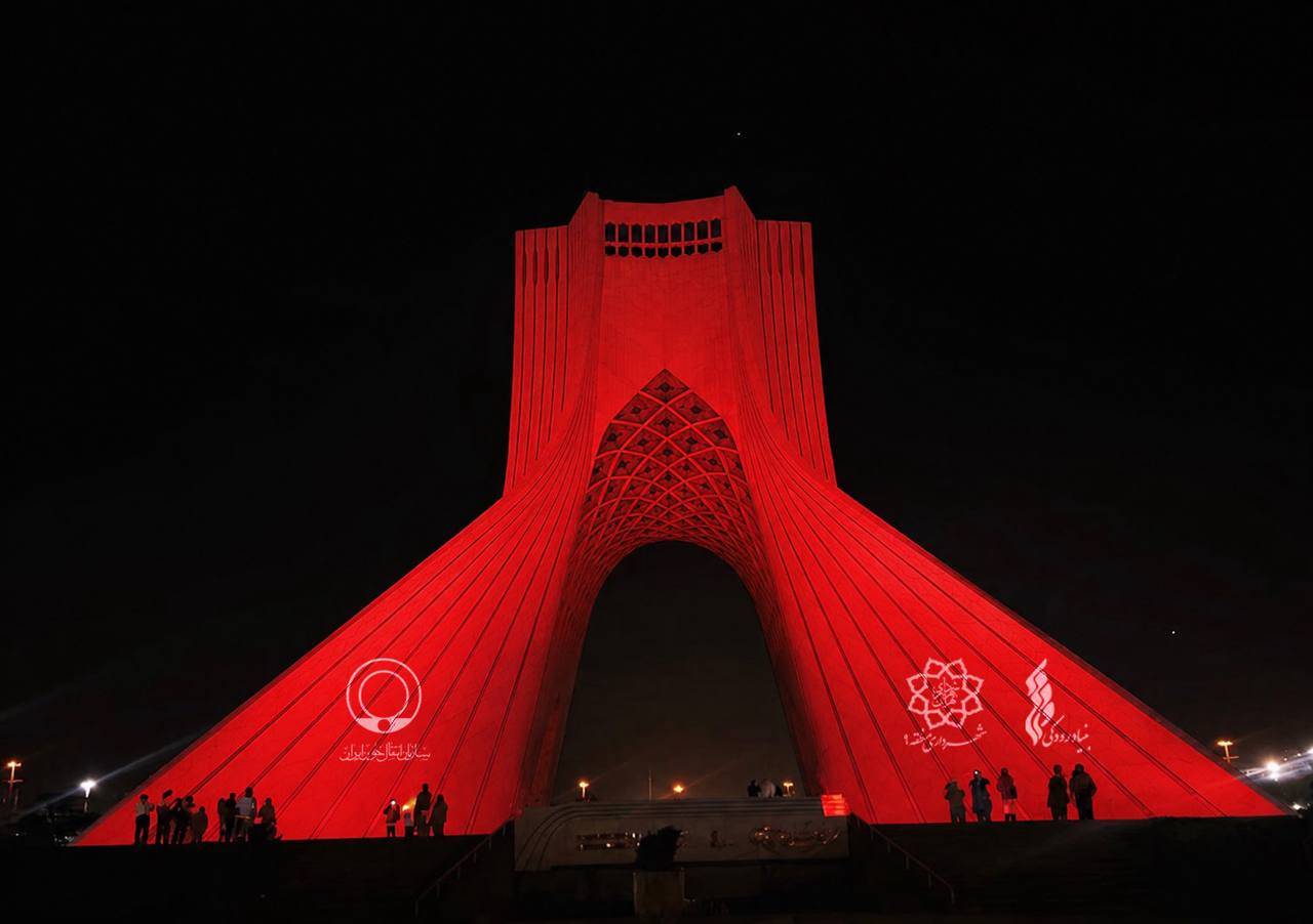 برج آزادی به مناسبت روز اهدای خون یرخ پوش شد